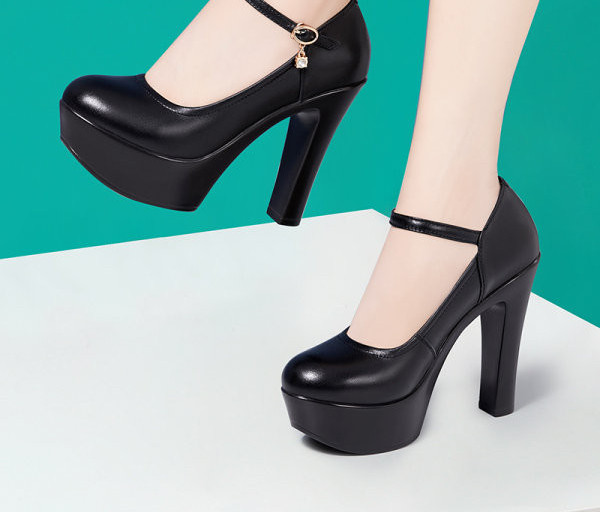 Vízálló cipő magas sarkú csattal