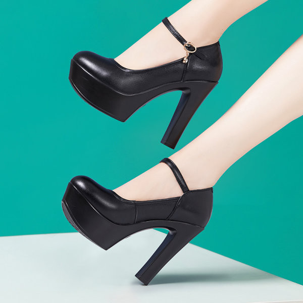 Vízálló cipő magas sarkú csattal