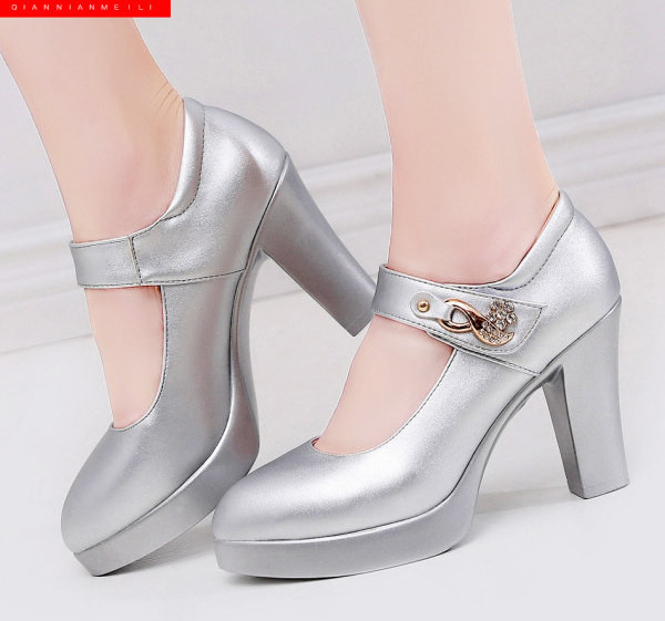 Női bőrcipő 10 cm magas sarokkal