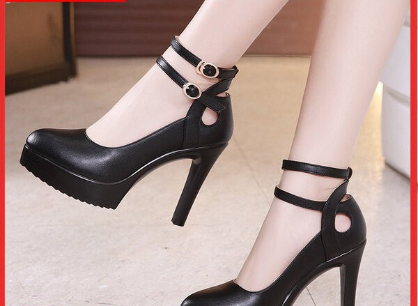 Γυναικεία αδιάβροχα ψηλοτάκουνα παπούτσια με κλείσιμο με αγκράφα