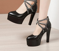 Sieviešu melnas kurpes ar dekoratīviem akmeņiem un rāvējslēdzēju