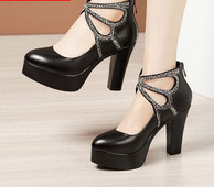 Ένα νέο μοντέλο γυναικείων παπουτσιών από οικολογικό δέρμα με διακοσμητικές πέτρες και φερμουάρ