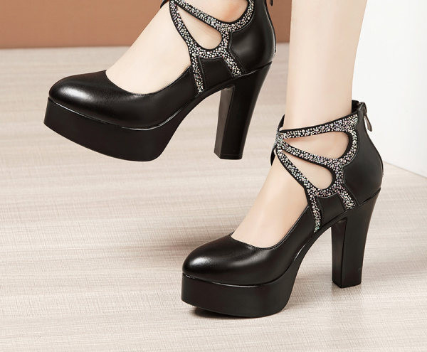 Ένα νέο μοντέλο γυναικείων παπουτσιών από οικολογικό δέρμα με διακοσμητικές πέτρες και φερμουάρ