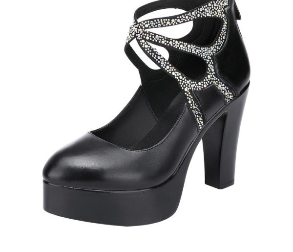 Ένα νέο μοντέλο γυναικείων παπουτσιών από οικολογικό δέρμα με διακοσμητικές πέτρες και φερμουάρ