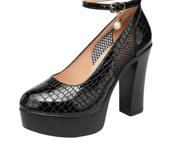 Vízálló női cipő vastag sarokkal és csatos rögzítéssel