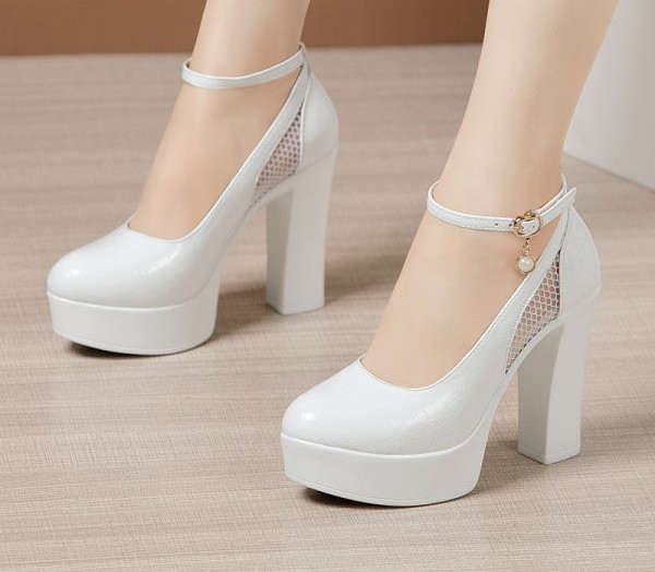 Vízálló női cipő vastag sarokkal és csatos rögzítéssel