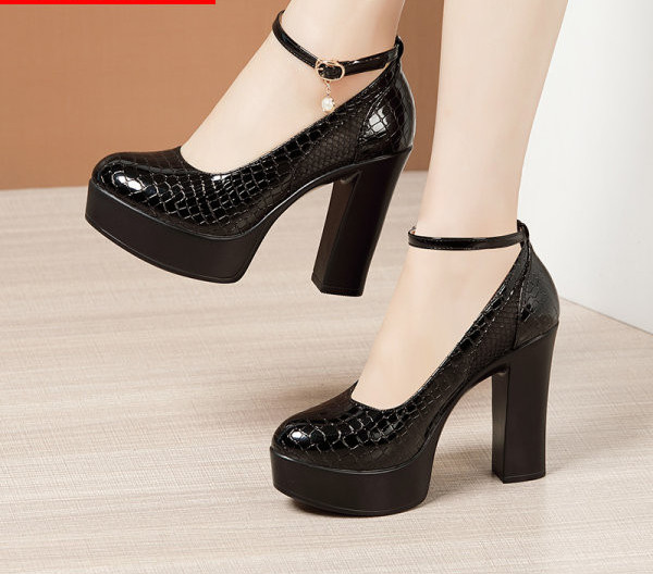 Vízálló női cipő vastag sarokkal és csatos rögzítéssel