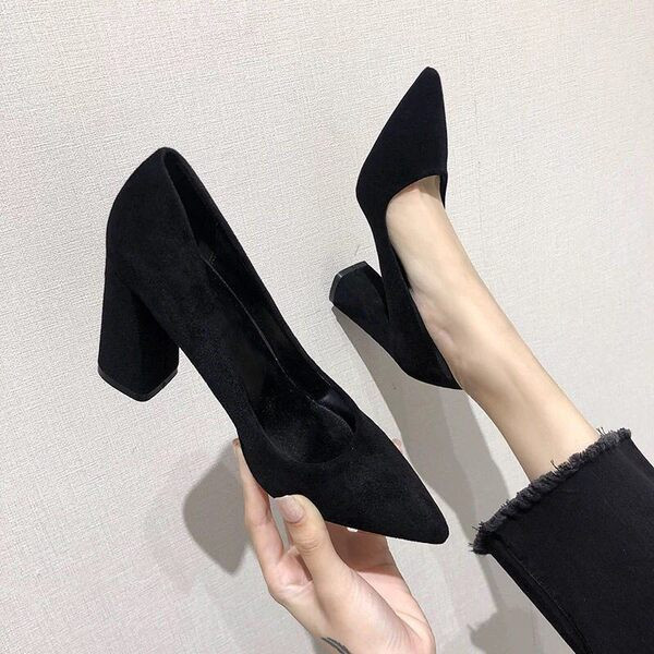 Női hegyes velúr cipő magas, szögletes sarokkal 5 cm