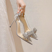 Elegáns női hegyes cipő kőszalaggal