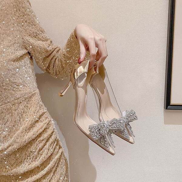 Elegáns női hegyes cipő kőszalaggal