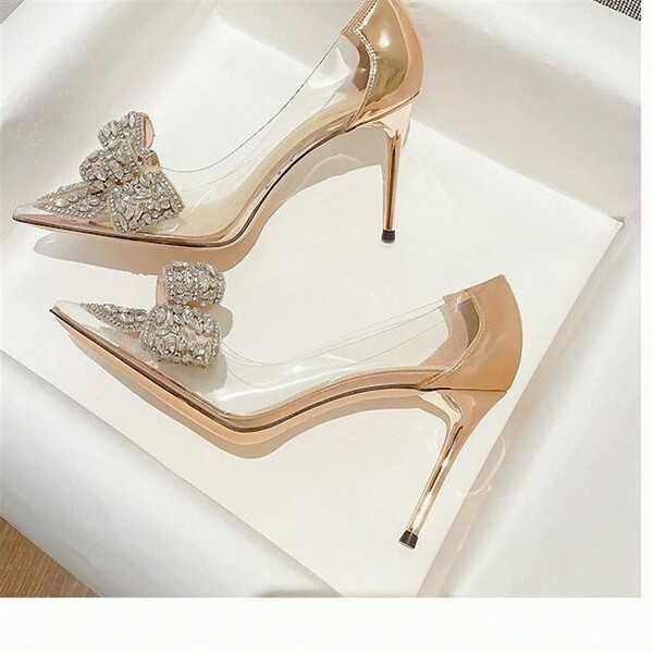 Elegáns női hegyes cipő kőszalaggal