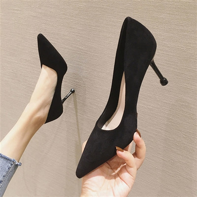 Γυναικεία μυτερά παπούτσια δύο μοντέλων με ψηλό λεπτό τακούνι 8εκ