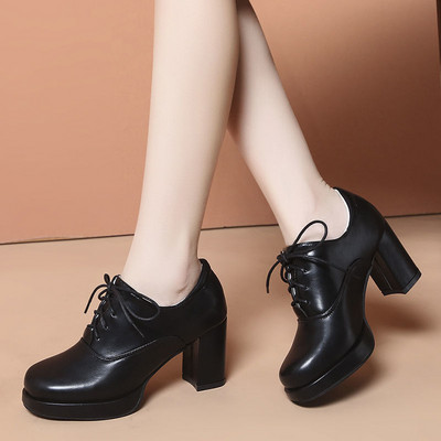 Divatos női cipő fűzős