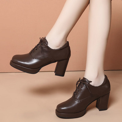 Divatos női cipő fűzős