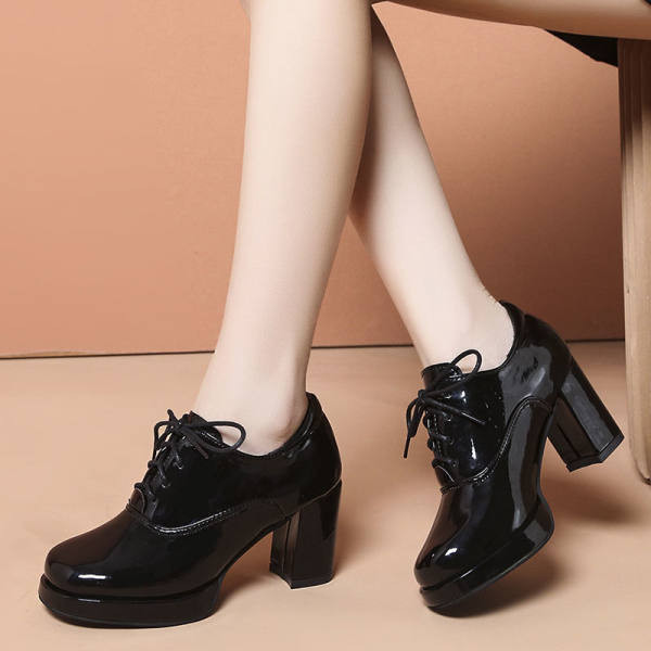 Divatos női cipő fűzős