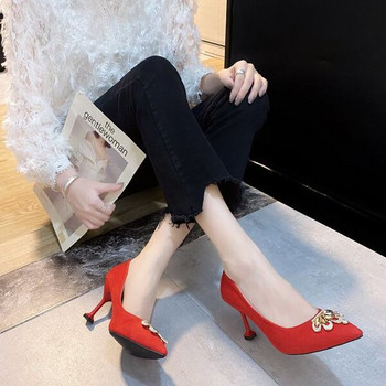 Елегантни дамски обувки с метална декорация