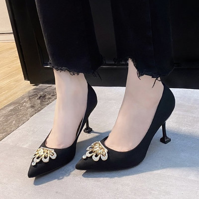 Κομψά γυναικεία παπούτσια με μεταλλική διακόσμηση