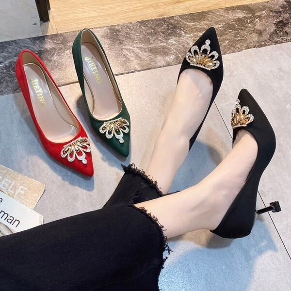 Κομψά γυναικεία παπούτσια με μεταλλική διακόσμηση