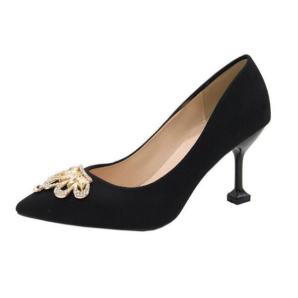 Κομψά γυναικεία παπούτσια με μεταλλική διακόσμηση