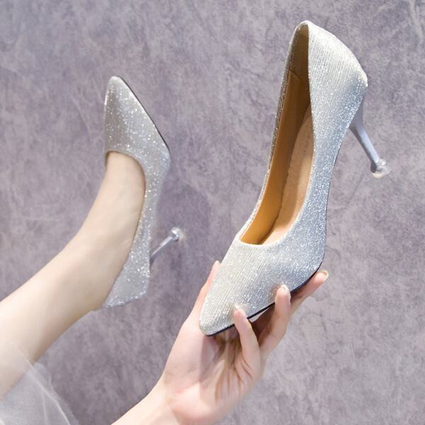 Eleganti sieviešu apavi sudraba un zelta krāsā