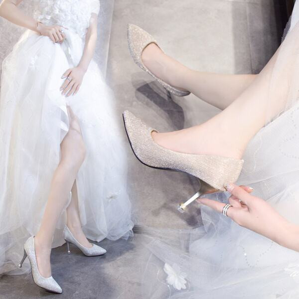 Eleganti sieviešu apavi sudraba un zelta krāsā