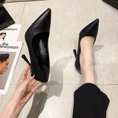 Καθαρό μοντέλο γυναικείων παπουτσιών από οικολογικό δέρμα με λεπτό τακούνι