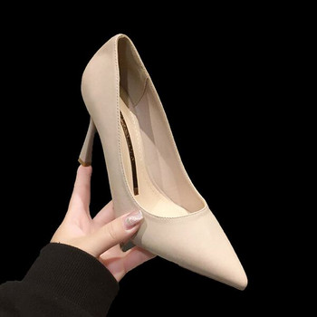 Изчистен модел дамски обувки от еко кожа с тънък ток