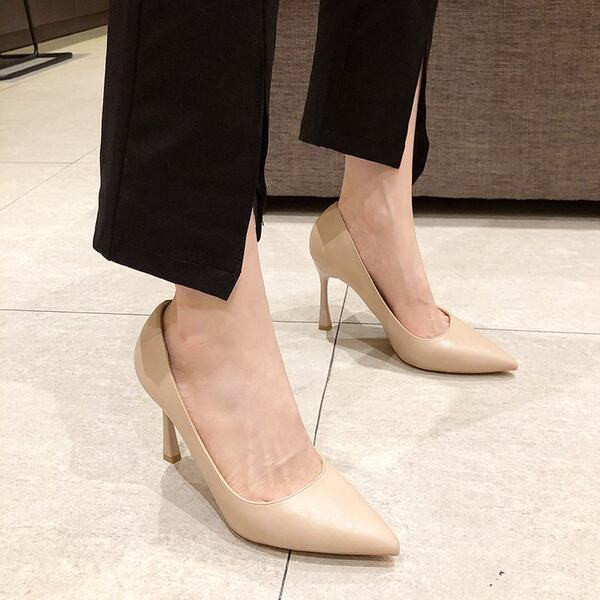 Καθαρό μοντέλο γυναικείων παπουτσιών από οικολογικό δέρμα με λεπτό τακούνι