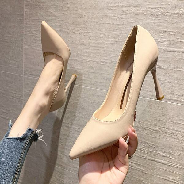 Καθαρό μοντέλο γυναικείων παπουτσιών από οικολογικό δέρμα με λεπτό τακούνι