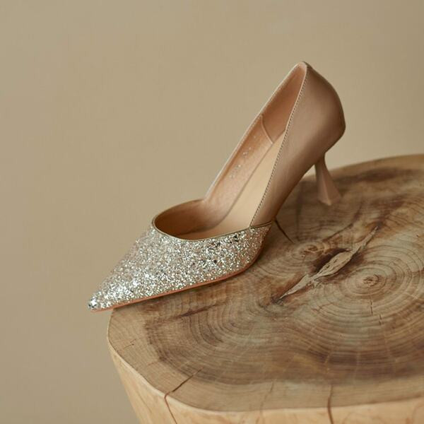 Γυναικεία μυτερά παπούτσια με λαμπερό αποτέλεσμα