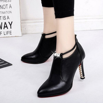Μοντέρνες γυναικείες δερμάτινες μπότες σε μαύρο και κόκκινο χρώμα