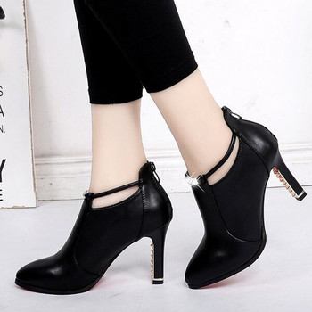 Μοντέρνες γυναικείες δερμάτινες μπότες σε μαύρο και κόκκινο χρώμα