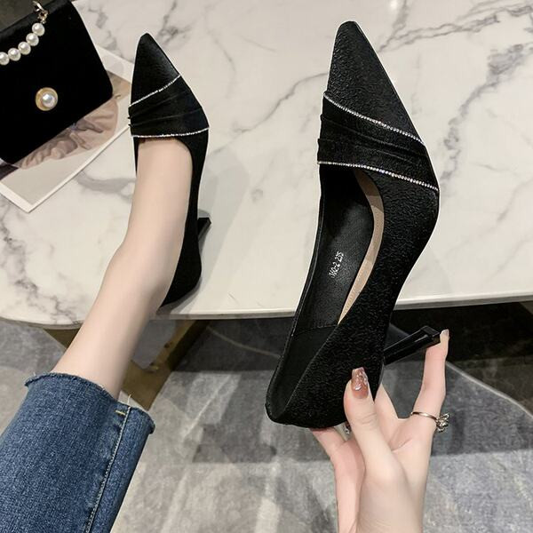 Női cipő öko bőrből, magassarkúval és kövekkel