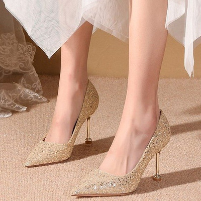 Elegáns női cipő sarokkal