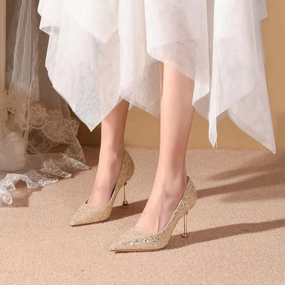 Elegáns női cipő sarokkal