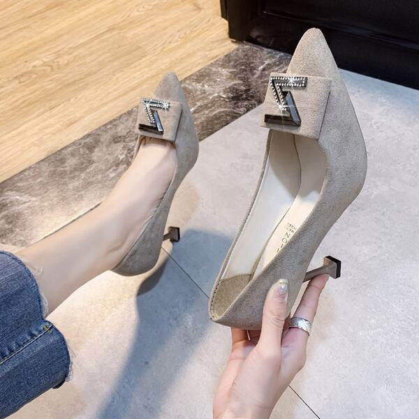 Női formális cipő csattal