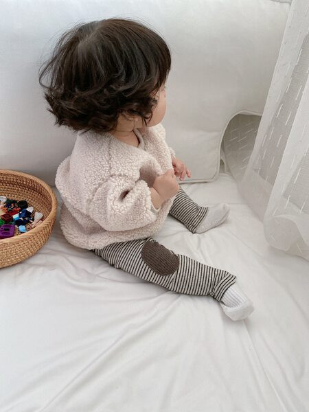 Mazuļu komplekts no divdaļīgām biksēm un blūzes ar lāča izšuvumu