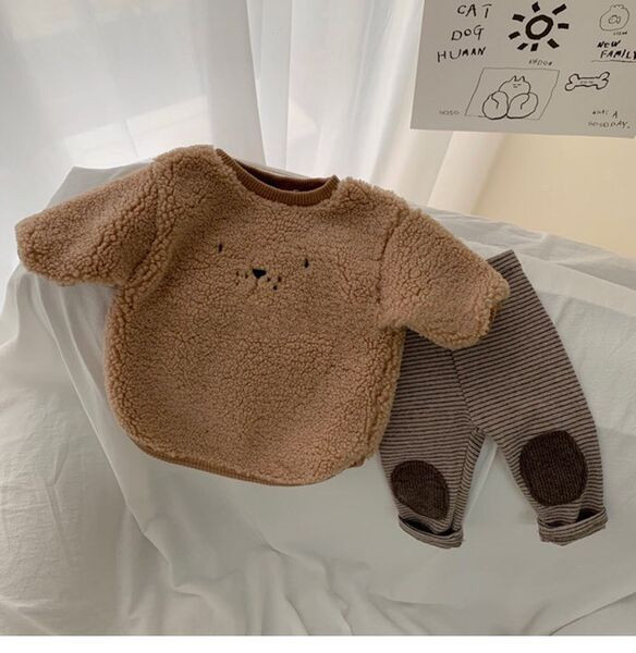 Mazuļu komplekts no divdaļīgām biksēm un blūzes ar lāča izšuvumu