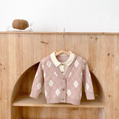 Rudens adīts bērnu jaciņš ar pogām