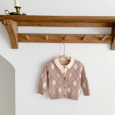 Rudens adīts bērnu jaciņš ar pogām