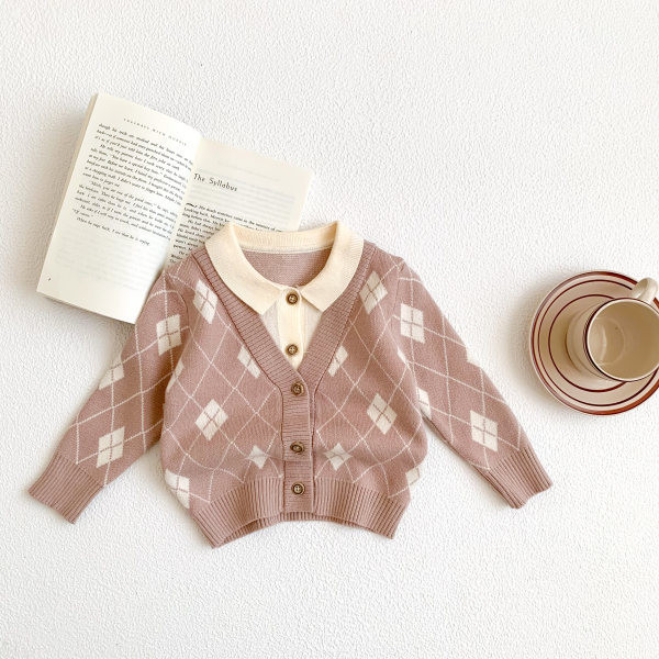 Rudens adīts bērnu jaciņš ar pogām