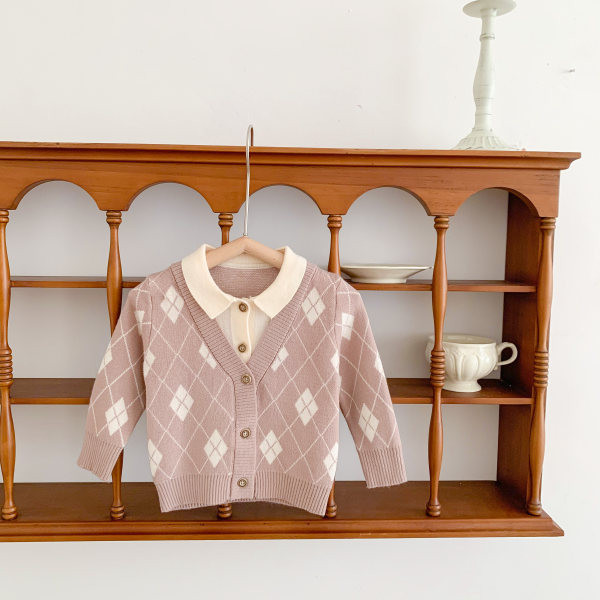 Rudens adīts bērnu jaciņš ar pogām