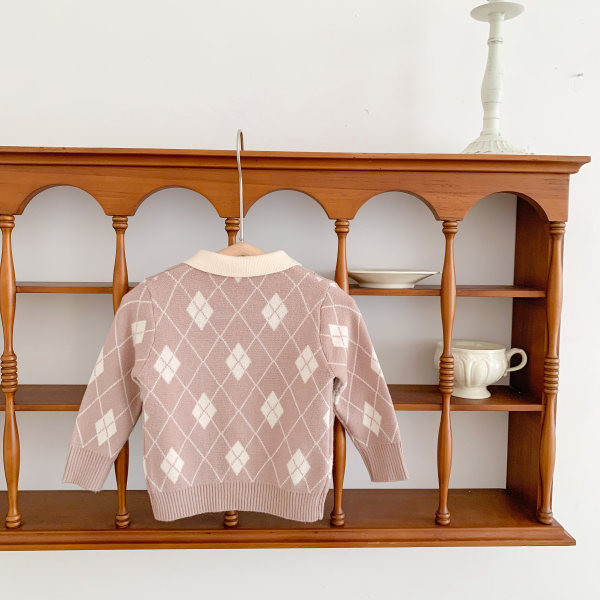 Rudens adīts bērnu jaciņš ar pogām