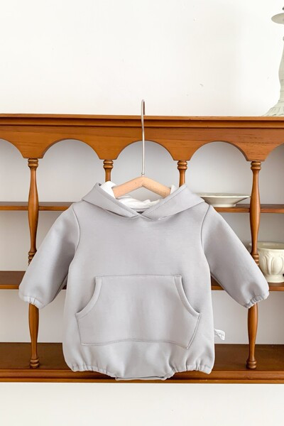 Dječji kombinezon s kapuljačom i 3D elementom