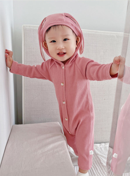 Mazuļa romāns ar pogas aizdari un kapuci