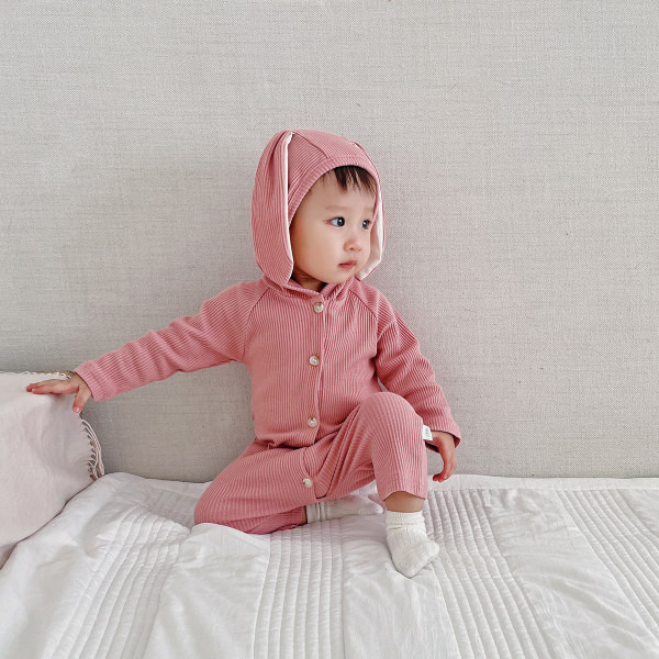 Mazuļa romāns ar pogas aizdari un kapuci