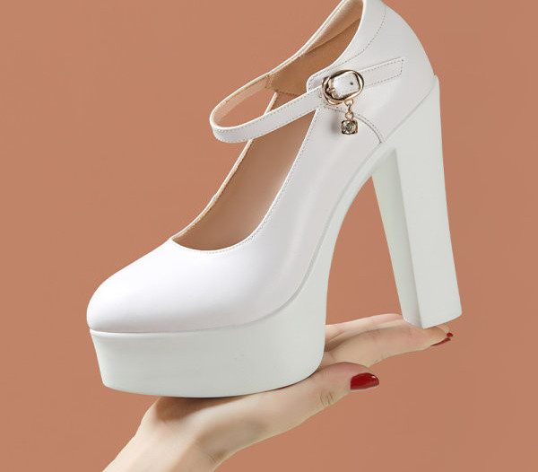 Magas cipő vastag sarokkal és csatos rögzítéssel