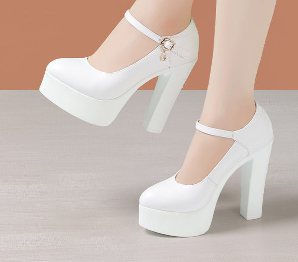 Magas cipő vastag sarokkal és csatos rögzítéssel