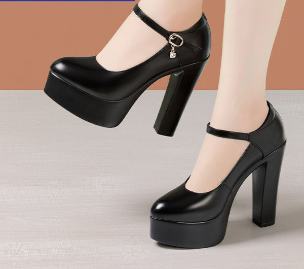 Magas cipő vastag sarokkal és csatos rögzítéssel