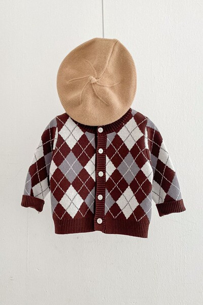 Mazuļa veste ar pogām plānā adījumā